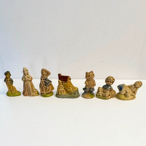 Vintage Wade Red Rose Tea Nursery Rhyme Figurines - Picture 1 of 3